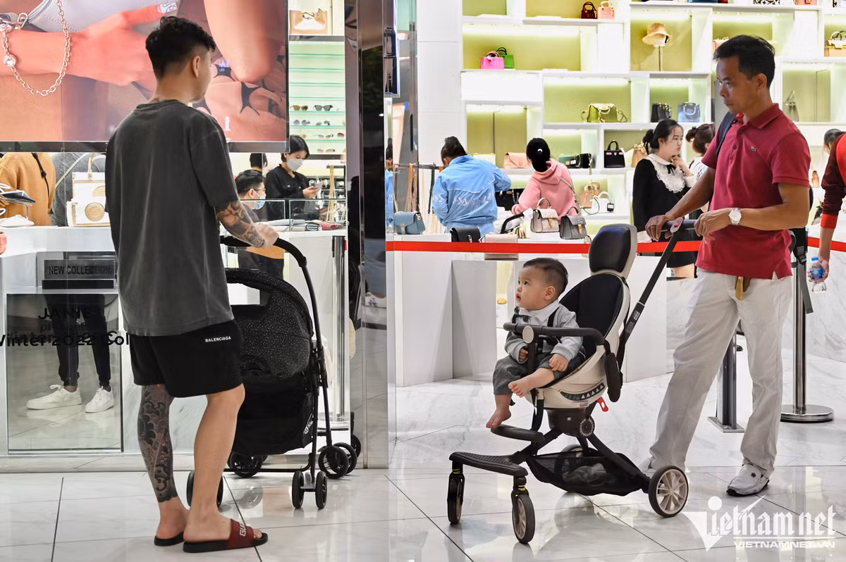 Be con hang tieng doi vo mua hang giam gia dem Black Friday-Hinh-6