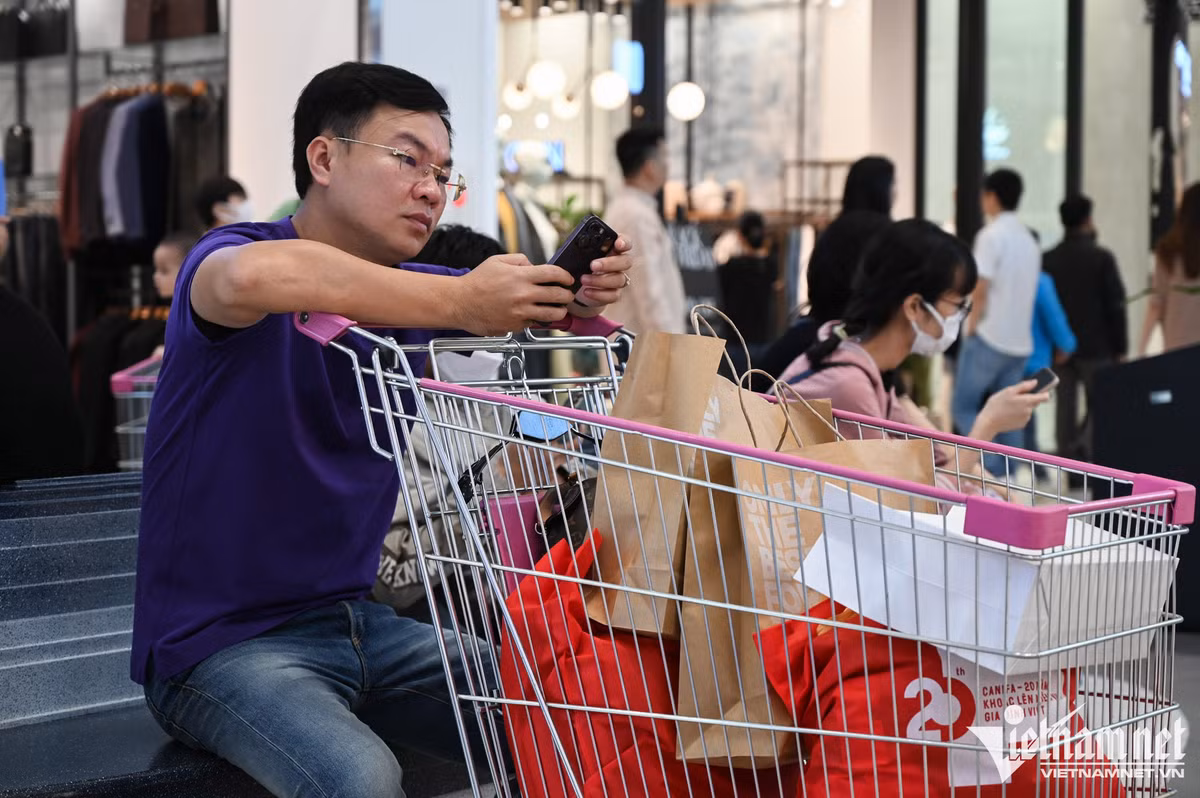 Be con hang tieng doi vo mua hang giam gia dem Black Friday-Hinh-9