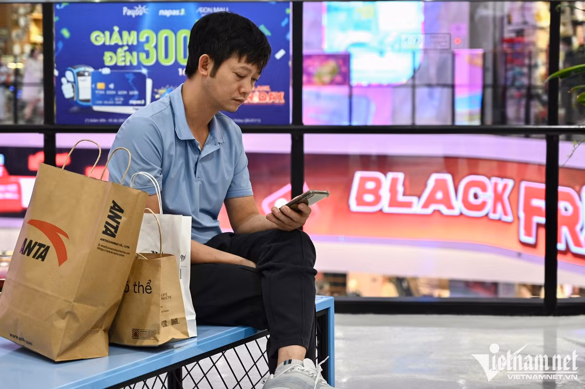 Be con hang tieng doi vo mua hang giam gia dem Black Friday-Hinh-11