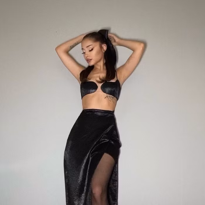 Vera Wang là người thiết kế váy phù dâu cho Ariana Grande trong đám cưới của anh trai Frankie Grande.