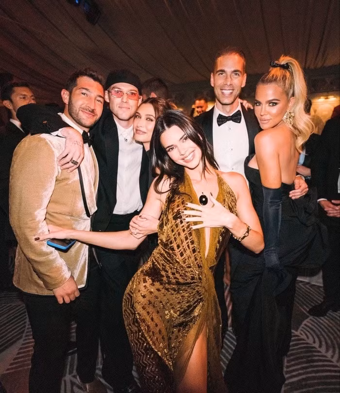 Kendall Jenner mặc váy xẻ cao tại đám cưới của Simon Huck và Phil Riportella.