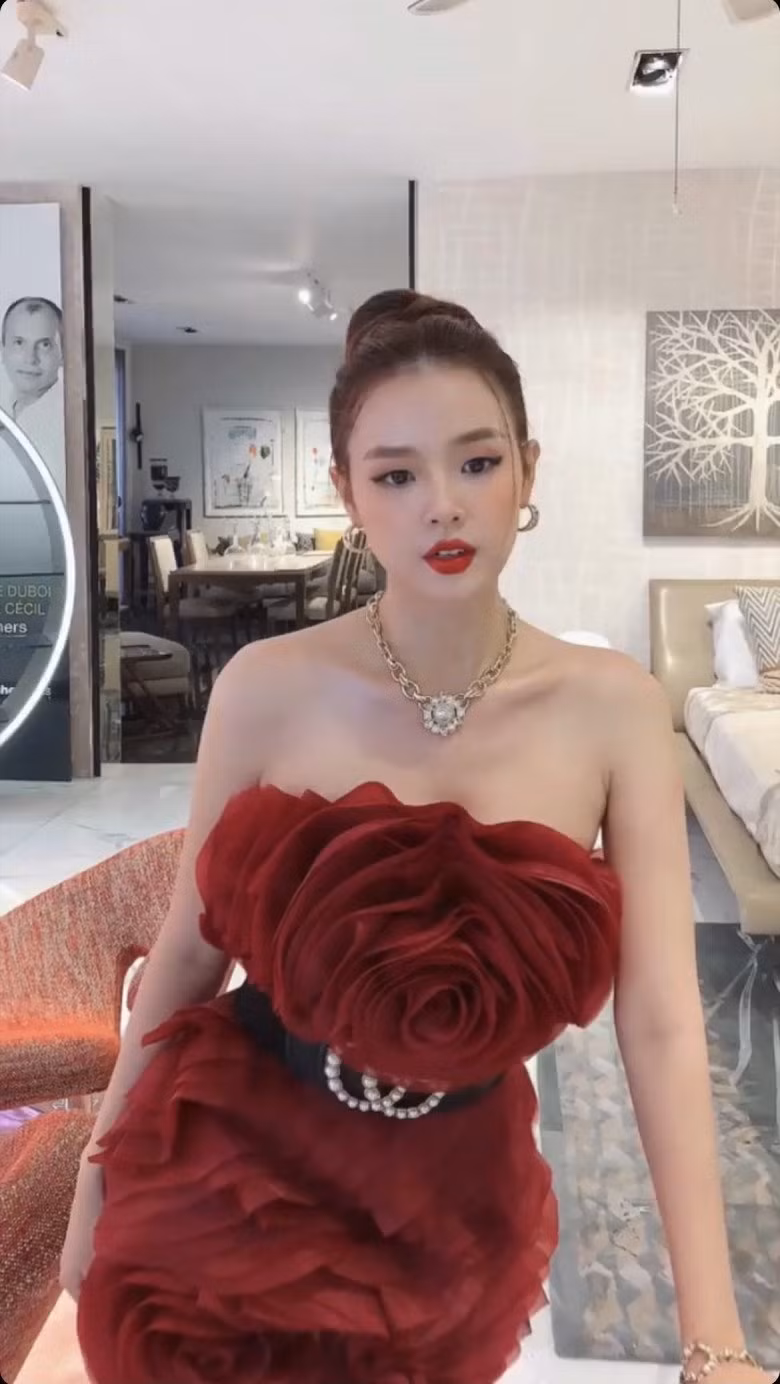 Midu ngay cang cham len do khoe body goi cam
