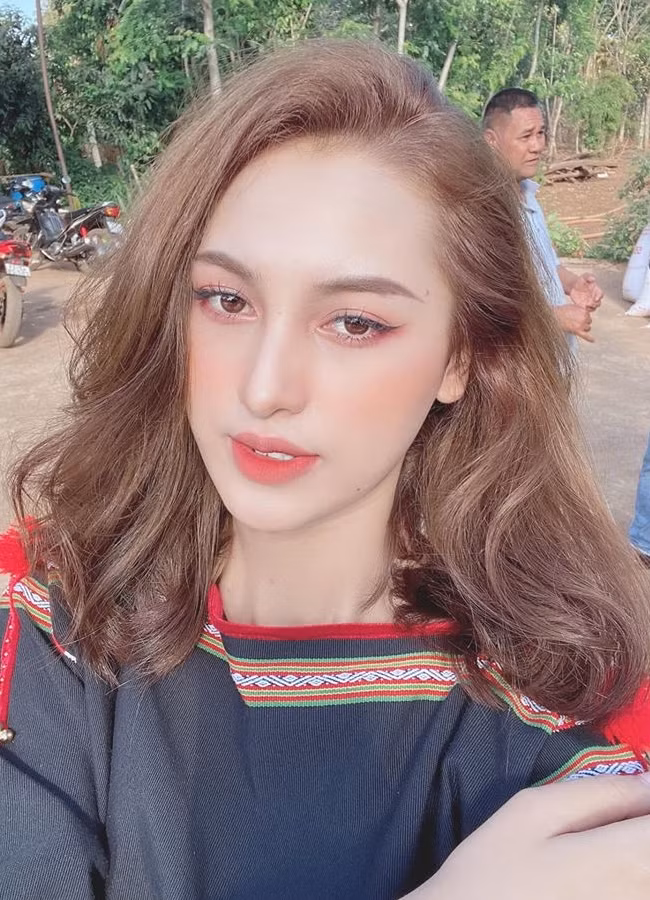Co gai E-de moi lan di an hang la 