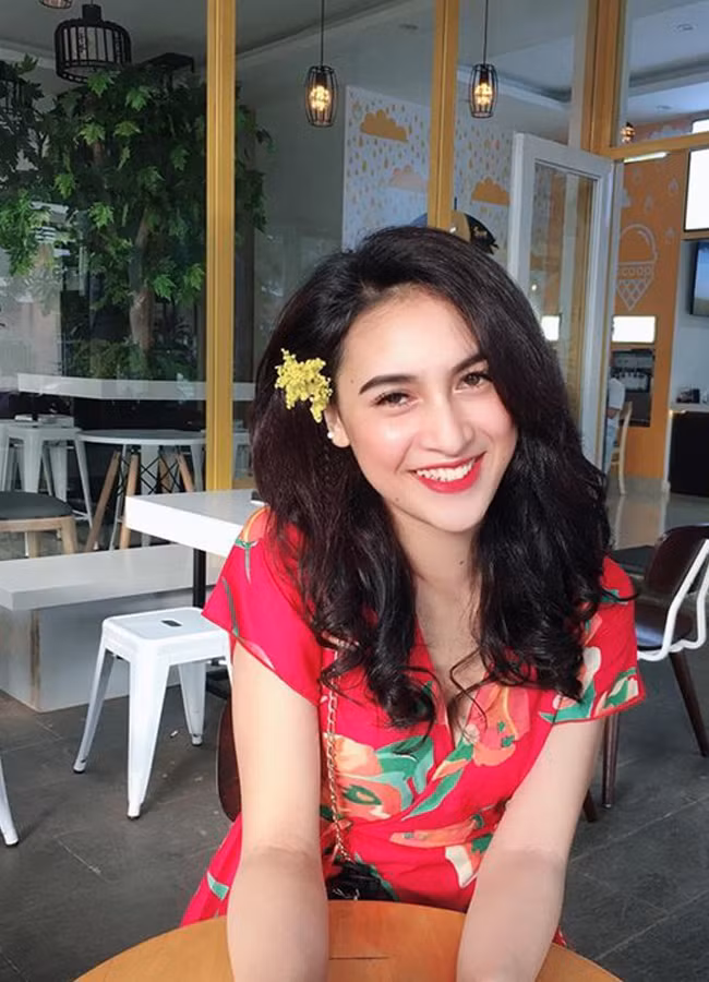 Co gai E-de moi lan di an hang la 