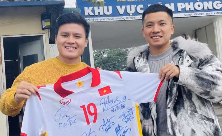 Bán đấu giá áo Quang Hải, Duy Mạnh ủng hộ trẻ em khó khăn Ban dau gia ao Quang Hai, Duy Manh ung ho tre em kho khan