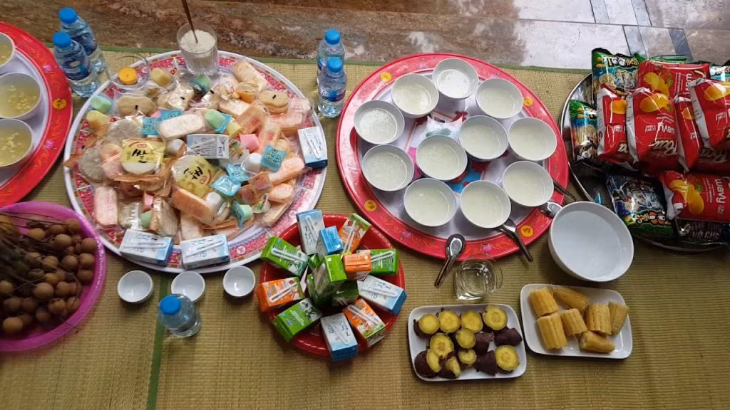 Ngoài ra, cần đặc biệt chú ý không ăn vụng đồ khi cúng cô hồn. Đến rằm tháng 7, nhà nào cũng làm mâm cúng cô hồn để ban phát đồ ăn, thức uống cho các linh hồn, quỷ đói, nhưng nếu ăn đồ của người âm mà chưa cúng hoặc chưa xin phép sẽ rước họa vào thân.