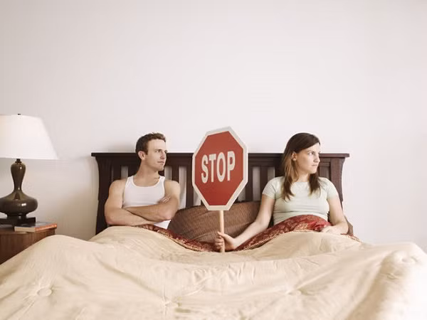 Kiêng quan hệ nam nữ. Theo quan niệm dân gian, mùng 1 và ngày rằm, nhất là ngày đầu tháng cô hồn, các cặp đôi nên hạn chế gần gũi yêu đương để tránh kinh động tới đấng thiêng liêng và không mắc tới xui xẻo, đen đủi không đáng có. Chính vì thế nếu có hỏi rằng, tháng cô hồn kiêng gì, không ít người sẽ nói, kiêng quan hệ nam nữ. 