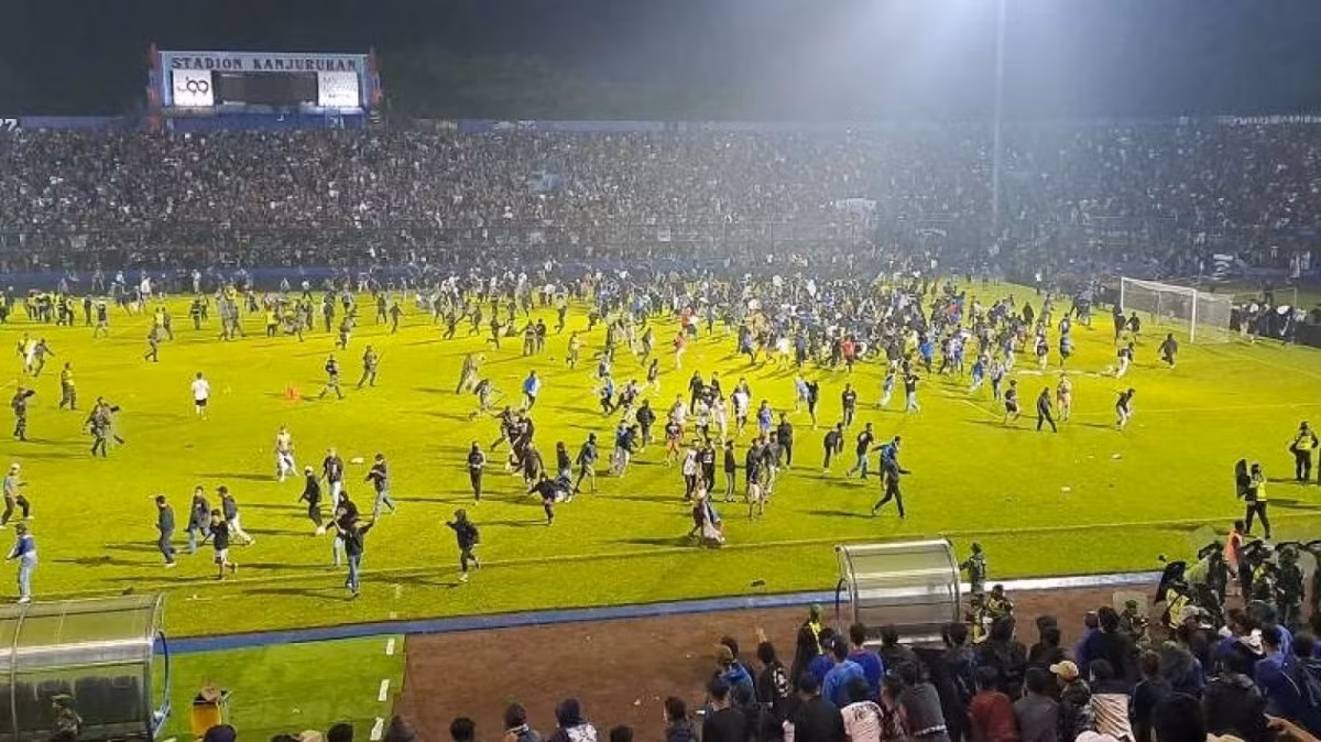 Bạo loạn ở giải VĐQG Indonesia, 127 người thiệt mạng Bao loan o giai VDQG Indonesia, 127 nguoi thiet mang