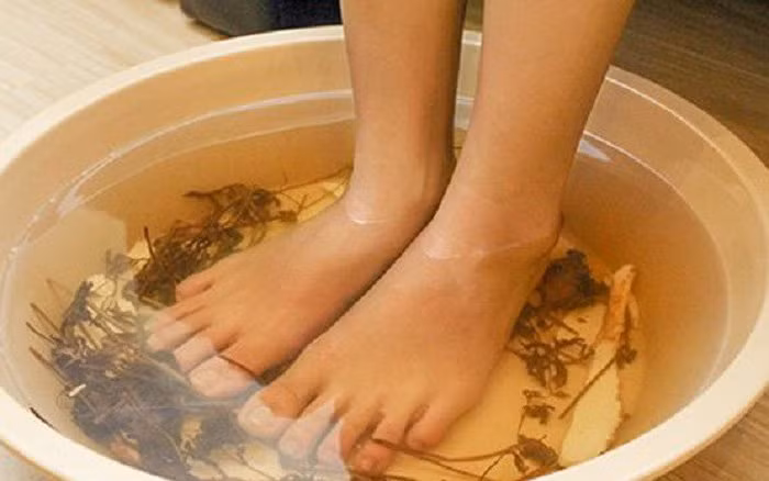 5 đối tượng này ngâm chân dễ phản tác dụng 5 doi tuong nay ngam chan de phan tac dung