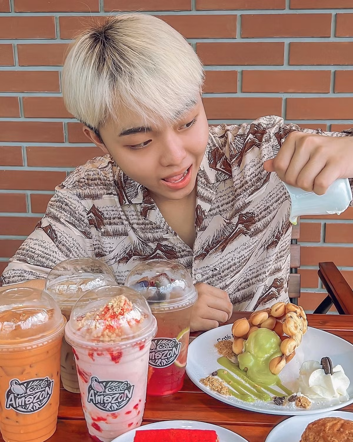 Vai tieng livestream tren TikTok, ban duoc 2 don hang