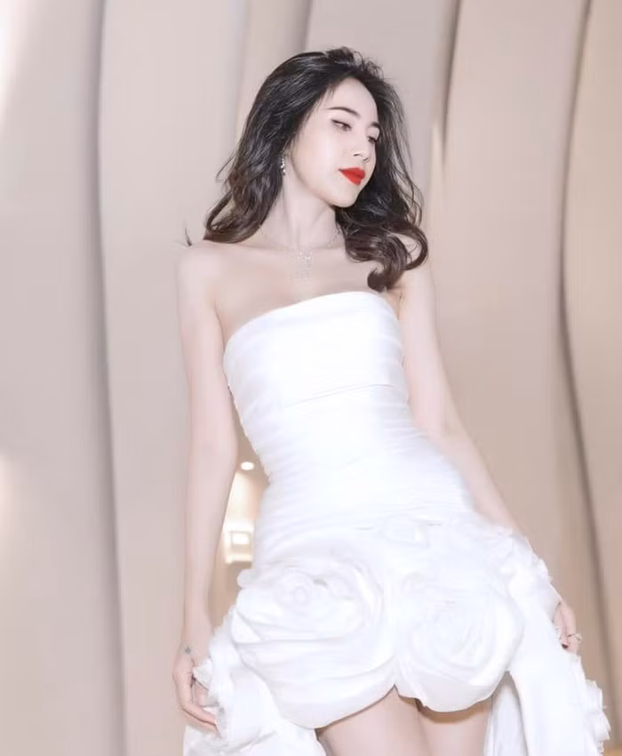 Thủy Tiên bị 'đào' chuyện yêu đương với nhạc sĩ bán bài cho Nathan Lee - Hình 5 Thuy Tien bi 'dao' chuyen yeu duong voi nhac si ban bai cho Nathan Lee-Hinh-5