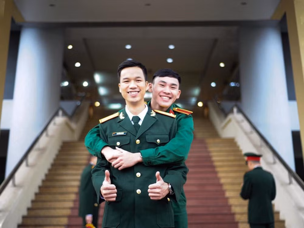 Ban tre trai long khi phai don Tet xa nha