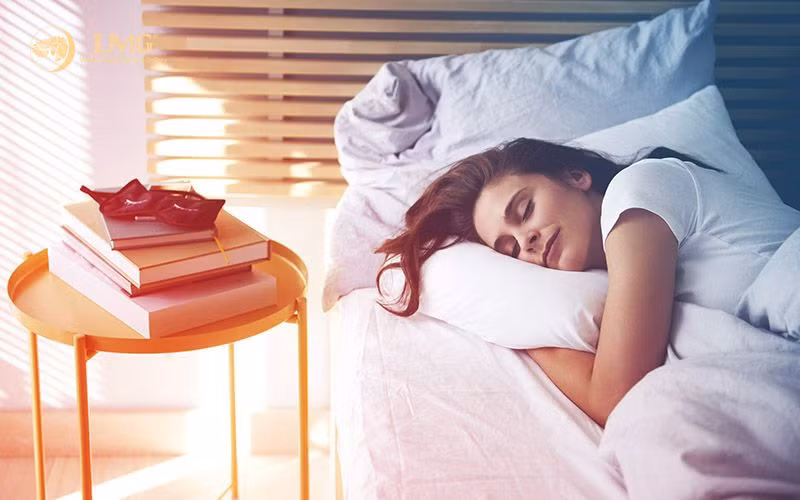 Hiểu theo nghĩa đen thì một người khi ngủ chân không được quay về hướng Tây, đầu không được quay về hướng Đông. Tuy nhiên nhiều người không quan tâm hướng nằm ngủ mà chọn theo cảm tính.