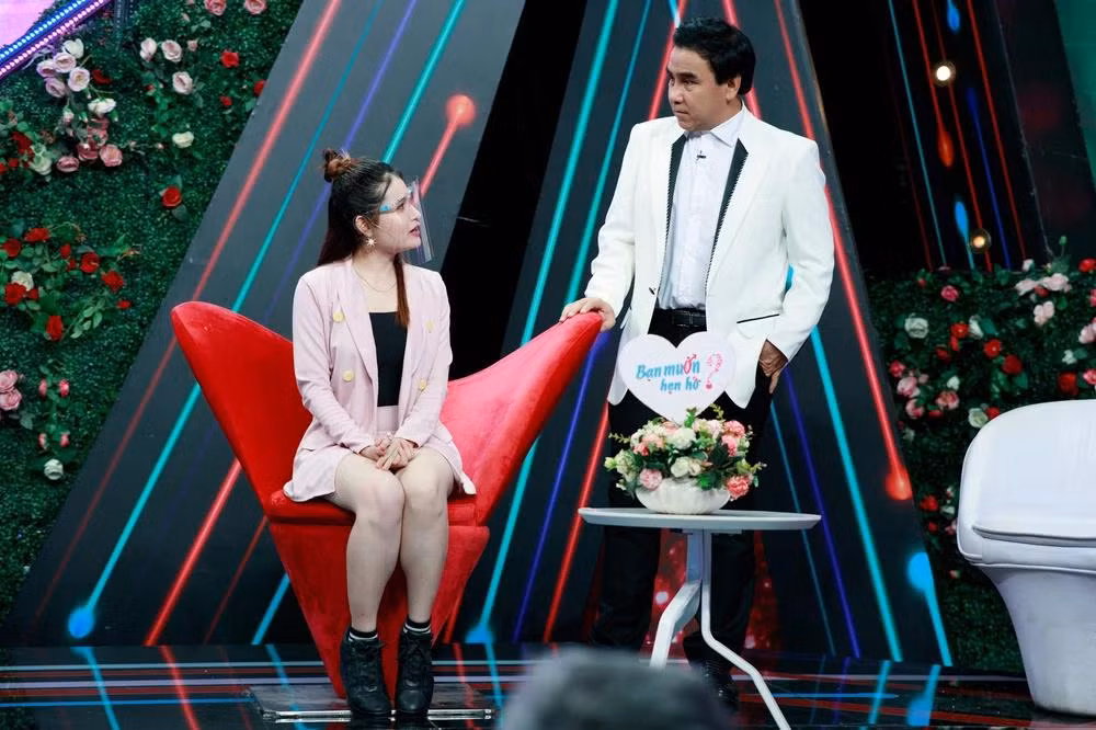 Co gai duoi ban trai o show hen ho khien Quyen Linh soc-Hinh-2
