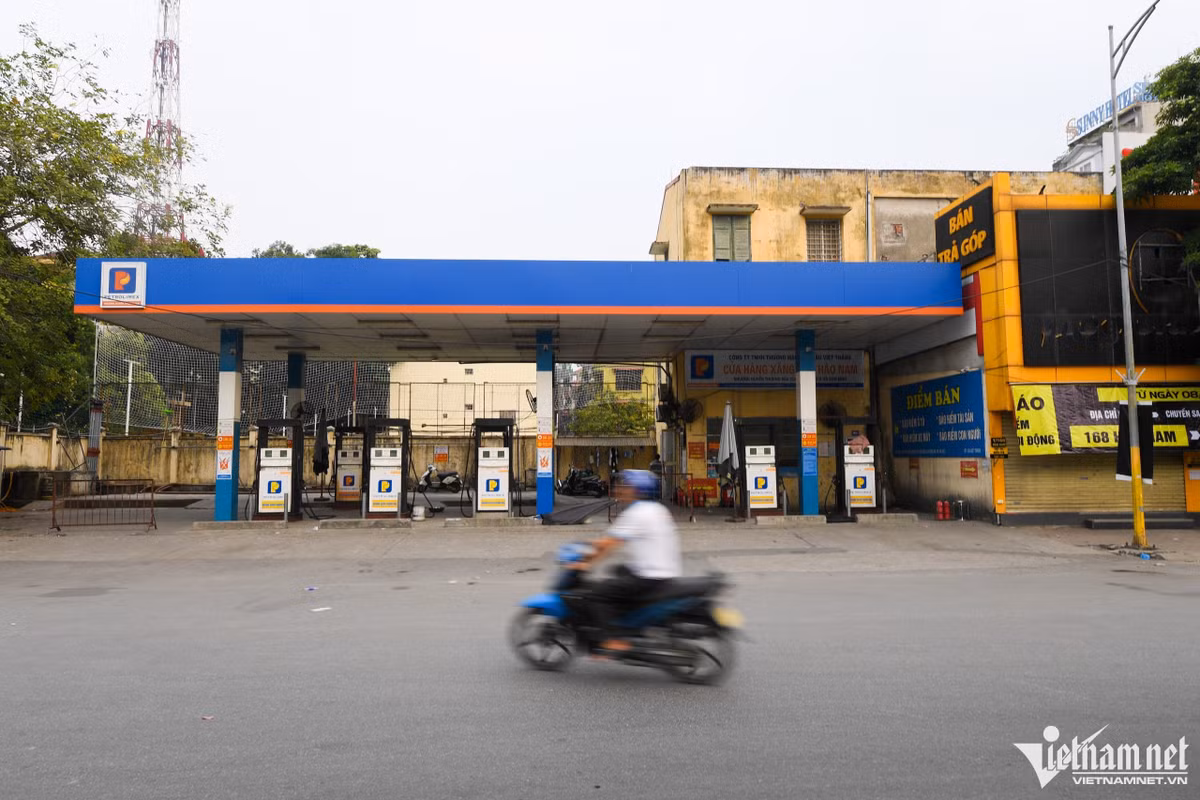 Hơn 1 tuần nay, lượng xăng khan hiếm khiến nhiều trạm xăng, người đi đường gặp khó trong việc nhập và mua xăng. Có cửa hàng chỉ bán tối đa là 50.000 đồng cho xe máy và 200.000 đồng với ôtô.