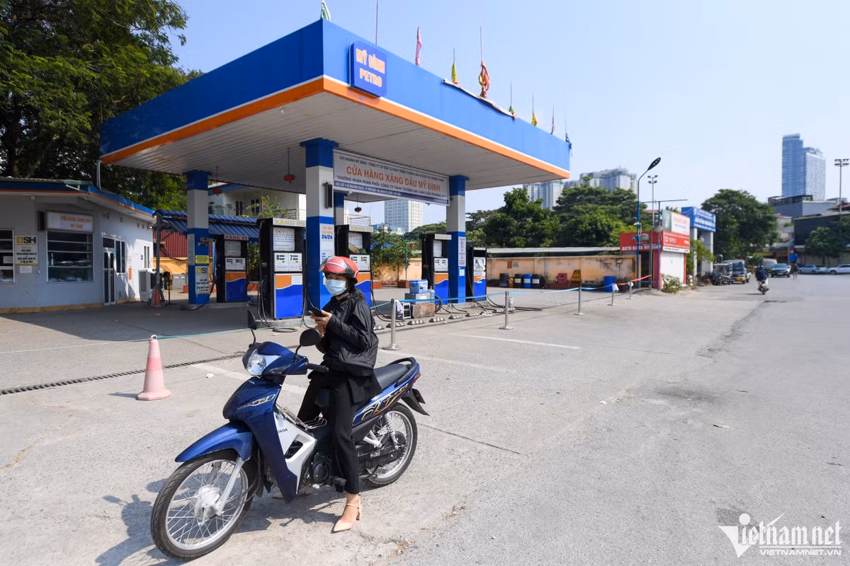 Chị Hường (quận Bắc Từ Liêm) sang nhà bạn ở Phú Đô (quận Nam Từ Liêm) thì xe hết xăng. “Bây giờ rất khó mua xăng, đi đâu họ cũng báo hết. Những điểm xăng ở lề đường thì bán giá rất cao từ 25.000-35.000 đồng/lít”, chị nói.