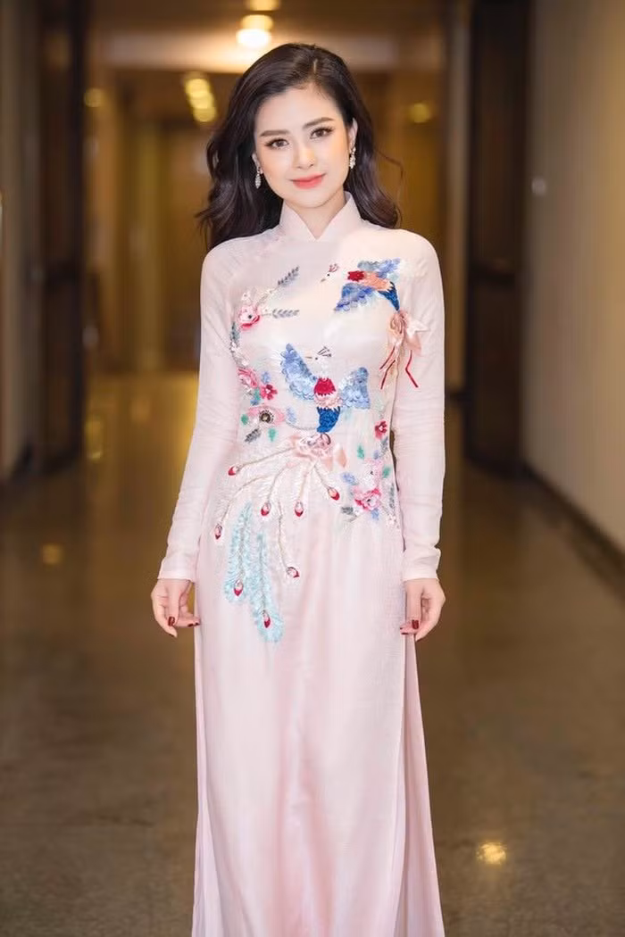 Mỹ nhân Việt gặt hái nhiều thành công trên con đường nghệ thuật - Hình 7 My nhan Viet gat hai nhieu thanh cong tren con duong nghe thuat-Hinh-7