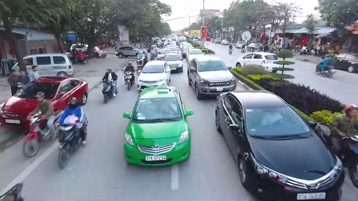 Số lượng ô tô tăng cao đã gây áp lực giao thông cho thành phố Vinh.