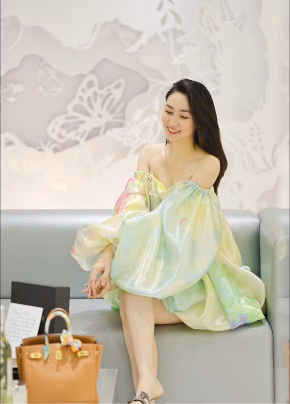 Con gai cua A hau Tra My da lon phong phao-Hinh-6