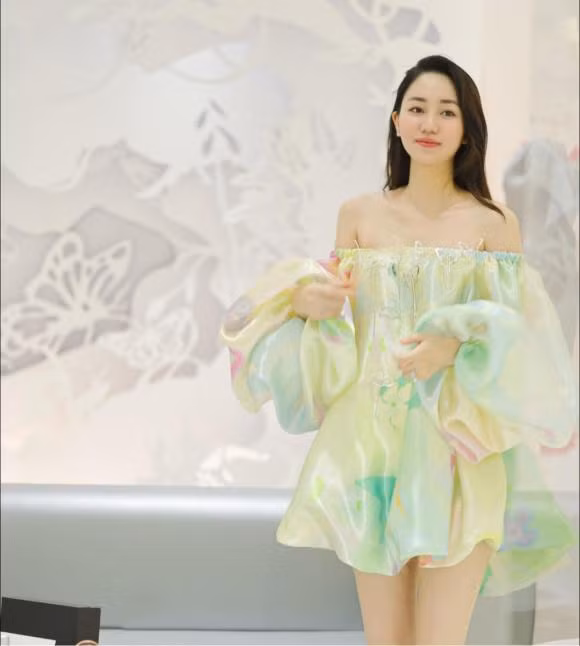 Con gai cua A hau Tra My da lon phong phao-Hinh-5