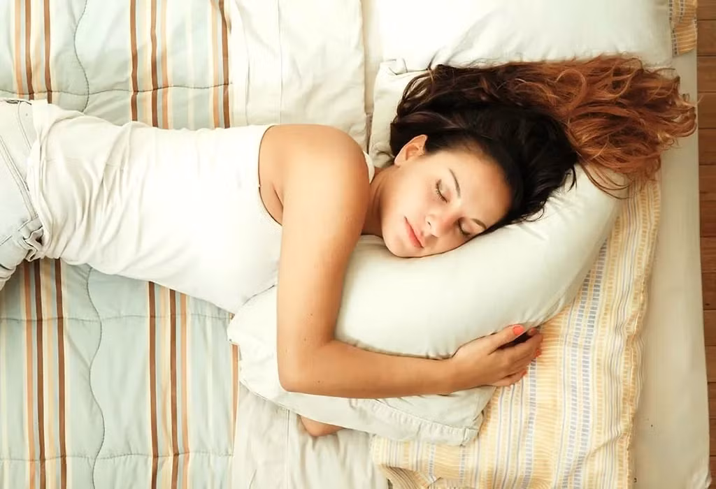 Ngủ: Sau một ngày căng thẳng và bữa ăn ngon, bạn không thể cưỡng lại cảm giác thèm ngủ. Tuy nhiên, bạn nên tránh nằm ngủ ngay sau bữa ăn vì cơ thể không tiêu hóa được thức ăn và sử dụng hết lượng calo nạp vào. Bạn sẽ bị ợ nóng, đầy hơi, ngáy và ngưng thở khi ngủ. Ảnh: Firstcryparenting.