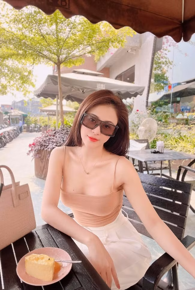 Nu canh sat chup voi dan trai dep tren VTV, ngoai doi ra sao?-Hinh-14