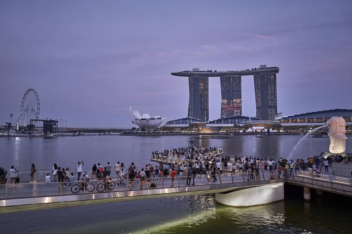 Singapore phat tu nguoi tron cach ly di linh thuong ve so
