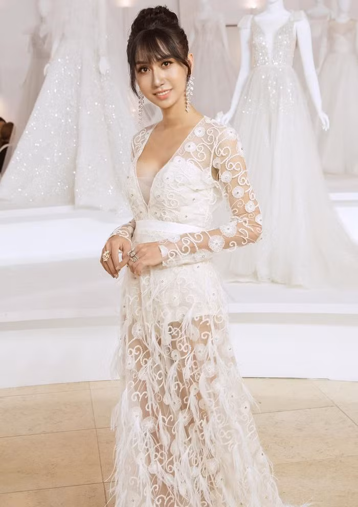 Mỹ nhân chuyển giới diện váy cưới: Lâm Khánh Chi 'lồng lộn' - Hình 17 My nhan chuyen gioi dien vay cuoi: Lam Khanh Chi 'long lon'-Hinh-17