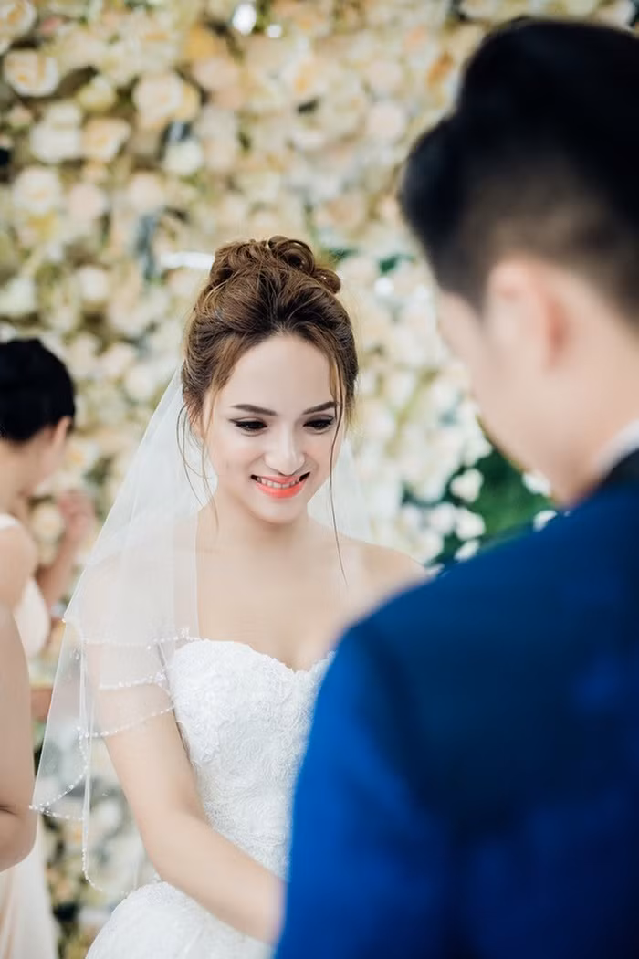 Mỹ nhân chuyển giới diện váy cưới: Lâm Khánh Chi 'lồng lộn' - Hình 11 My nhan chuyen gioi dien vay cuoi: Lam Khanh Chi 'long lon'-Hinh-11