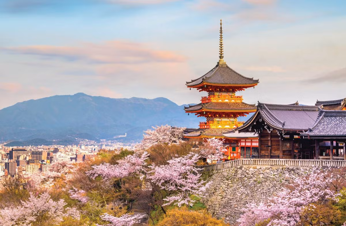 Kyoto, Nhật Bản: Với những truyền thống lâu đời vẫn trường tồn, cố đô Kyoto là địa điểm lý tưởng để khám phá lịch sử Nhật Bản. Thành phố nổi tiếng có những ngôi đền linh thiêng, khu phố cổ kính cùng các loại hình văn hóa dân gian vẫn được gìn giữ. Không chỉ vậy, cảnh sắc ở Kyoto đặc biệt quyến rũ trong sắc hoa anh đào vào mùa xuân và khi thu sang, lá cây thay màu rực rỡ. Ảnh: Shutterstock.