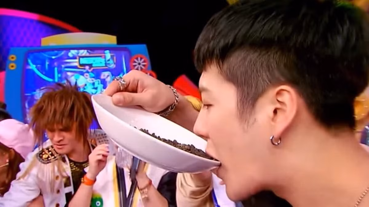 Vương Gia Nhĩ (Jackson Wang, thành viên nhóm GOT7) từng ăn phân dơi, thỏ và sóc bay trong show Đại học sinh đến rồi. Cảnh ăn phân động vật của Vương Gia Nhĩ được chiếu lặp đi lặp lại bị nhận xét gây buồn nôn. Trước làn sóng phản ứng tiêu cực, ê-kíp chương trình giải thích phân dơi (Dạ minh sa), thỏ và sóc bay được sử dụng là chế phẩm, dược liệu trong đông y. Vì vậy, họ muốn thông qua sóng truyền hình giới thiệu đến khán giả.
