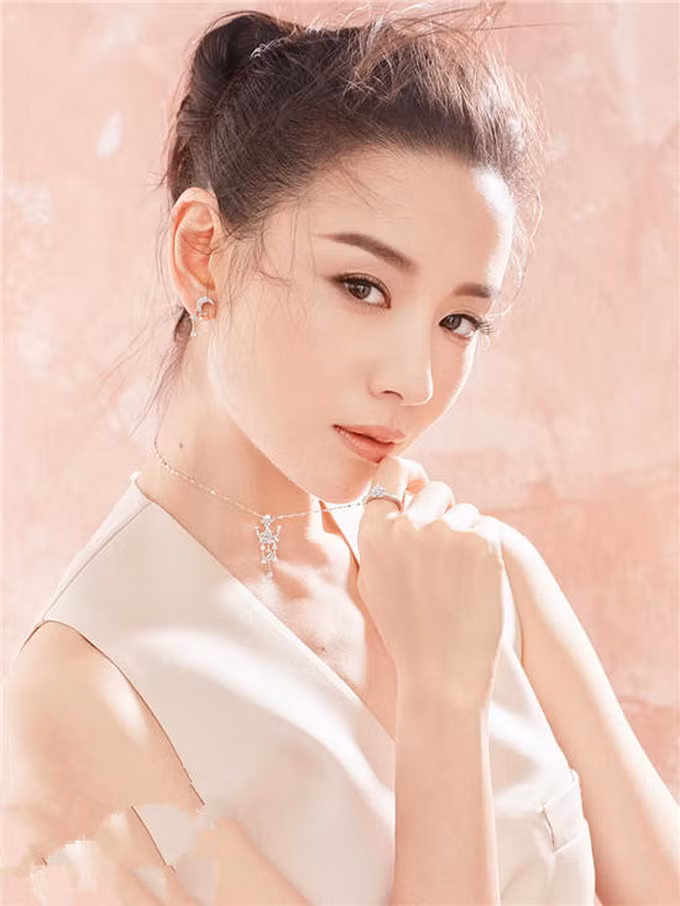 Đổng Khiết bị khán giả quay lưng vì lộ ảnh ngoại tình khi chưa ly hôn (Ảnh: Sina).