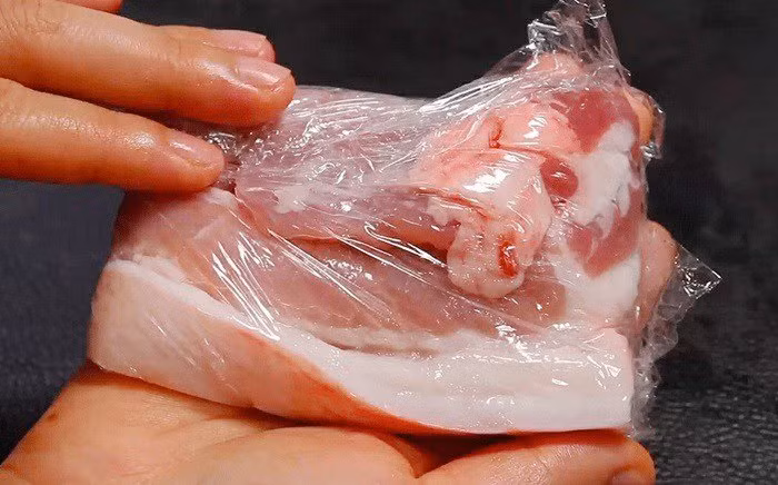 Làm thêm bước này thịt để cả tháng vẫn tươi ngon, không mất chất - Hình 2 Lam them buoc nay thit de ca thang van tuoi ngon, khong mat chat-Hinh-2