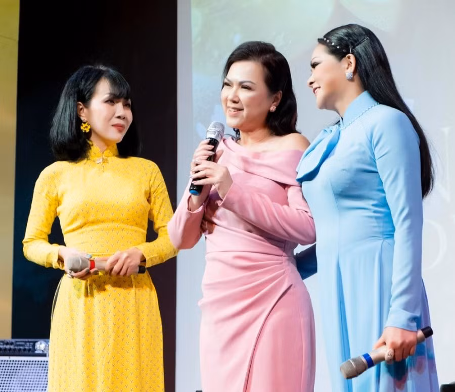 Ba xa NS Chi Tai bat khoc khi lan dau bieu dien