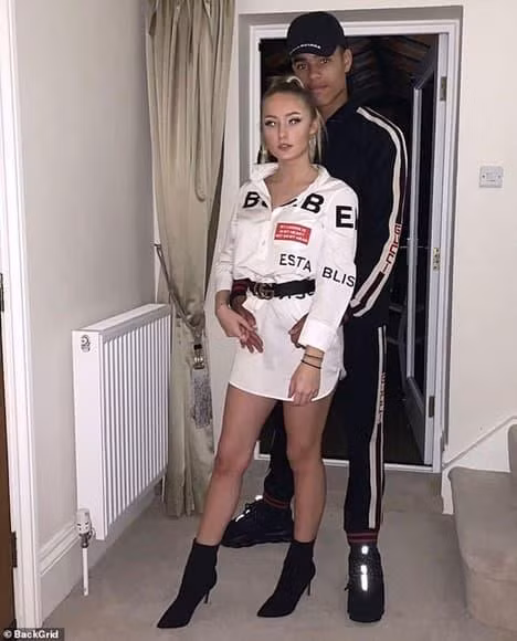 Ban gai sieu sao Manchester United dang video bi bao hanh mau me bam tim-Hinh-7