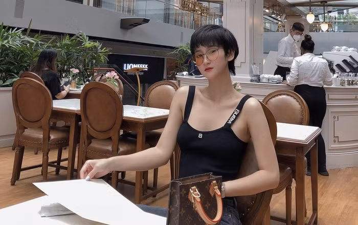 'Bản sao' Hiền Hồ khoe tài khoản nhảy số tiền tỷ trong một nốt nhạc - Hình 2 'Ban sao' Hien Ho khoe tai khoan nhay so tien ty trong mot not nhac-Hinh-2