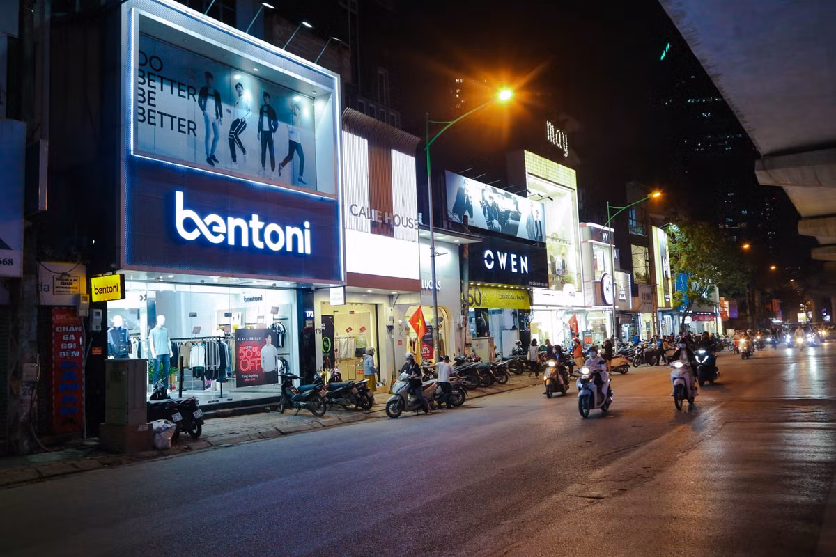 Vào tối 25/11, hai con đường mua sắm Cầu Giấy, Xuân Thủy nổi tiếng không mấy đông đúc dù nhiều cửa hàng tại đây treo biển giảm giá đến 80%.