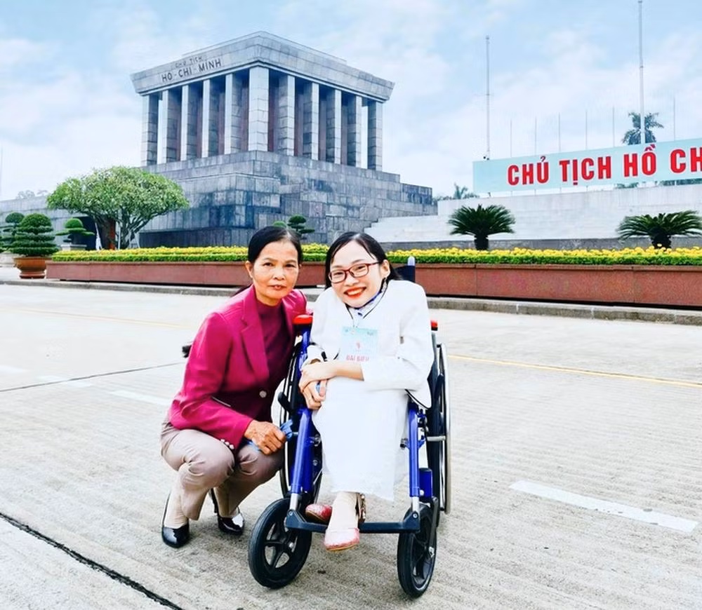 Co gai xuong thuy tinh 32 tuoi: 'Toi co nhieu nguoi yeu lam!'-Hinh-4