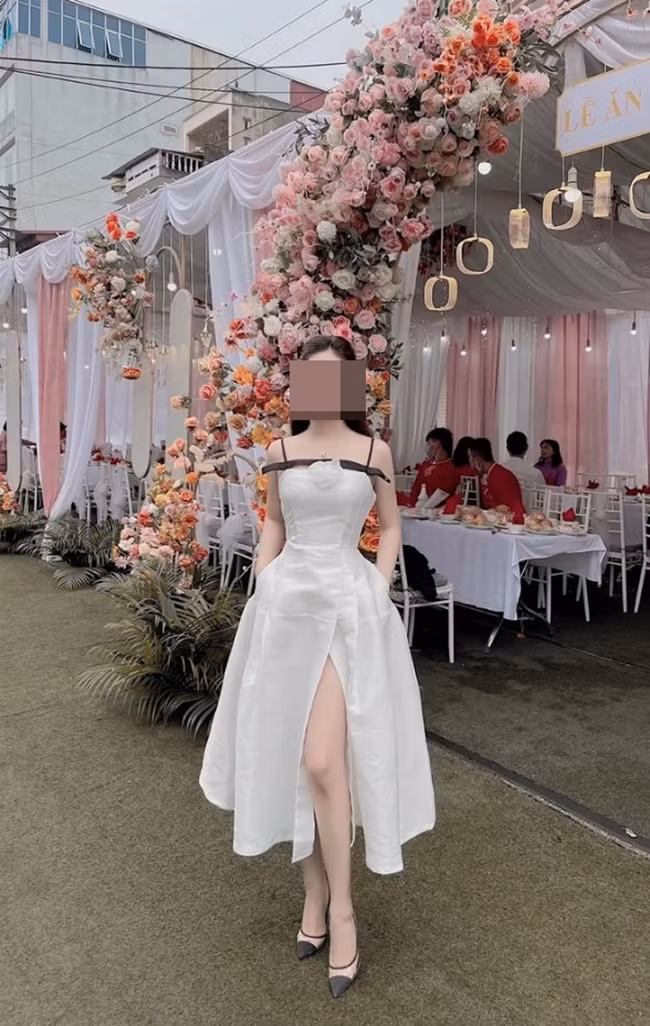 Khach moi dien vay xe dui di dam cuoi, khong nhan ra dau la co dau-Hinh-8