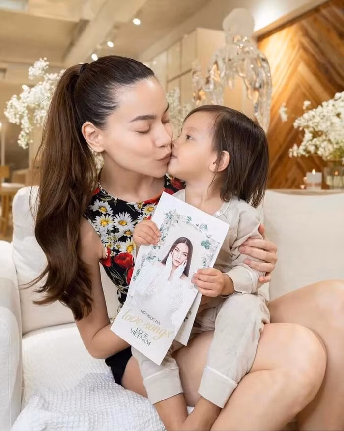 Hồ Ngọc Hà 'khóc không ra tiếng' khi bị con gái cưng Lisa vẽ - Hình 2 Ho Ngoc Ha 'khoc khong ra tieng' khi bi con gai cung Lisa ve-Hinh-2