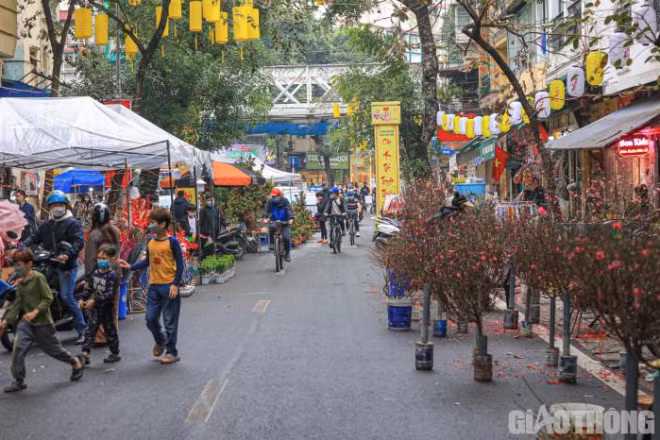 Chợ hoa trong lòng phố cổ Hà Nội vắng lặng ngày cận Tết Cho hoa trong long pho co Ha Noi vang lang ngay can Tet