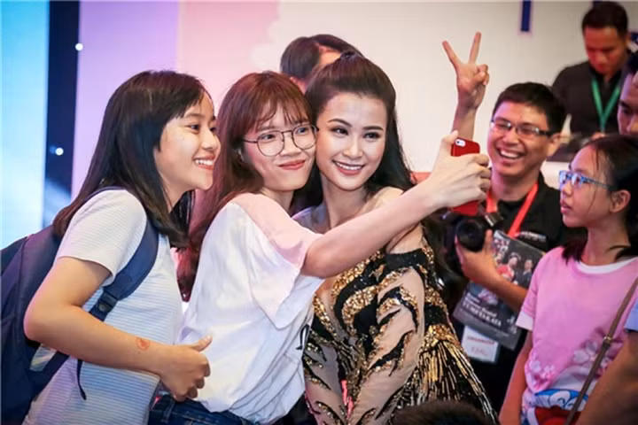 Fanpage Hoa hau Hoan vu Viet Nam bi 'khung bo' vi on ao cua Dong Nhi-Hinh-6