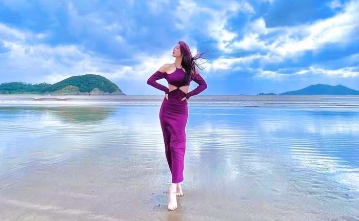 Ngoài những bộ đồ cá tính, Clara cũng là một tín đồ hàng hiệu khi sở hữu hàng loạt trang phục, phụ kiện đến từ những thương hiệu đình đám như Chanel, Louis Vuitton, Miu Miu, Celine, Burberry, Dior… Cô thường đăng ảnh phối đồ trên trang cá nhân của mình.