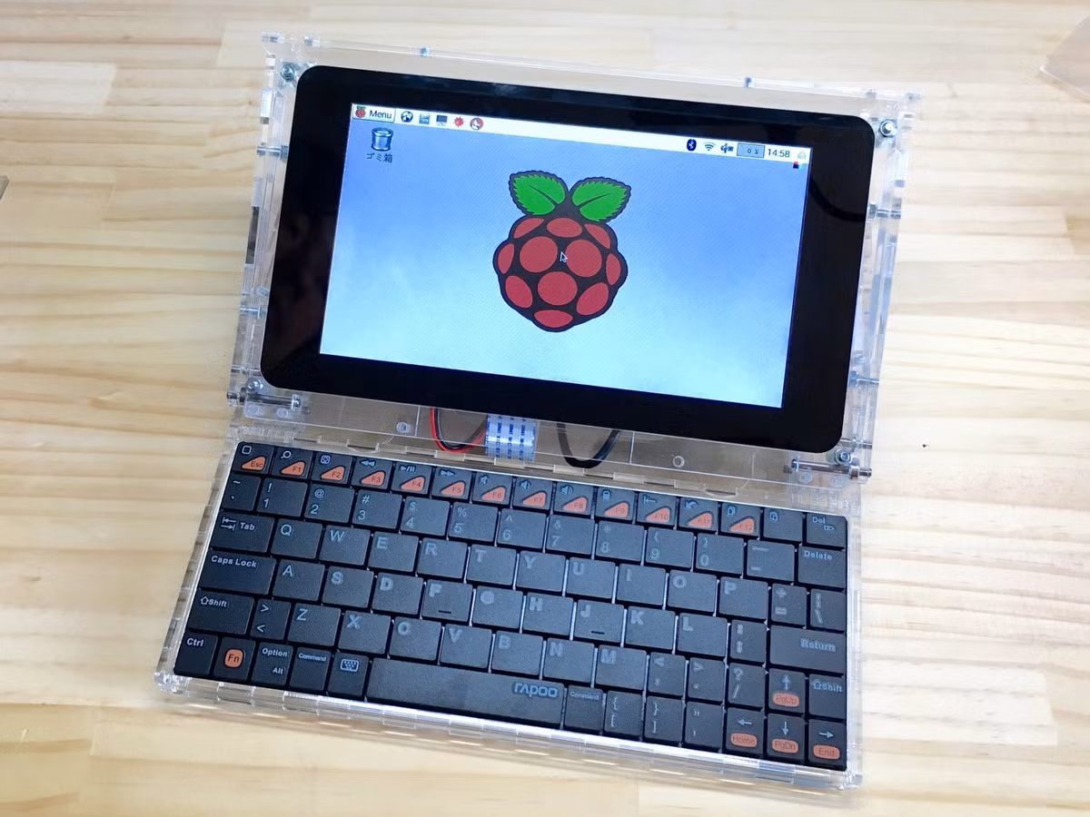 Đây không phải lần đầu một lập trình viên tạo ra laptop siêu nhỏ từ Raspberry Pi. Năm 2016, người dùng Twitter tên @nokton35mm đã chia sẻ RasPSION, mẫu laptop với màn hình 7 inch, bàn phím Bluetooth với “bộ não” bên trong là máy tính Raspberry Pi. Ảnh: Sudo Null.