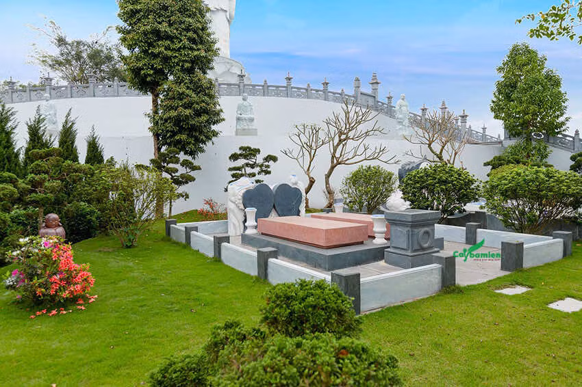 Nếu như gia chủ trồng lệch sang trái hoặc phải lăng mộ thì sẽ sinh ra hiện tượng vong linh người nhà phản ngâm, ảnh hưởng không tốt tới tài lộc của con cháu đời sau. Ngoài ra, việc trồng cây linh tinh theo cảm tính cũng là nguyên nhân gây ra hàng loạt sự việc kỳ bí, khó lý giải trong nhà. Các chuyên gia phong thủy khuyên gia chủ nên trồng cây ở phía sau lăng mộ để làm chỗ dựa vững chắc.