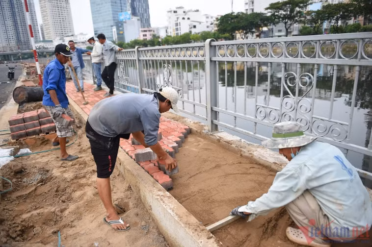 Công nhân gấp rút hoàn thành các công đoạn cuối cùng của đường song hành Võ Văn Kiệt