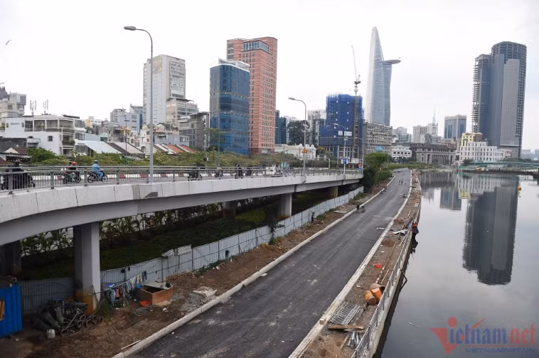 Dự án đường song hành đại lộ Võ Văn Kiệt được khởi công từ năm 2021, kinh phí 54 tỷ đồng. Công trình dài 615m, rộng 7m, đi dưới cầu Calmette bên bờ kênh Tàu Hủ, kết nối đường Nguyễn Thái Học đến Pasteur.