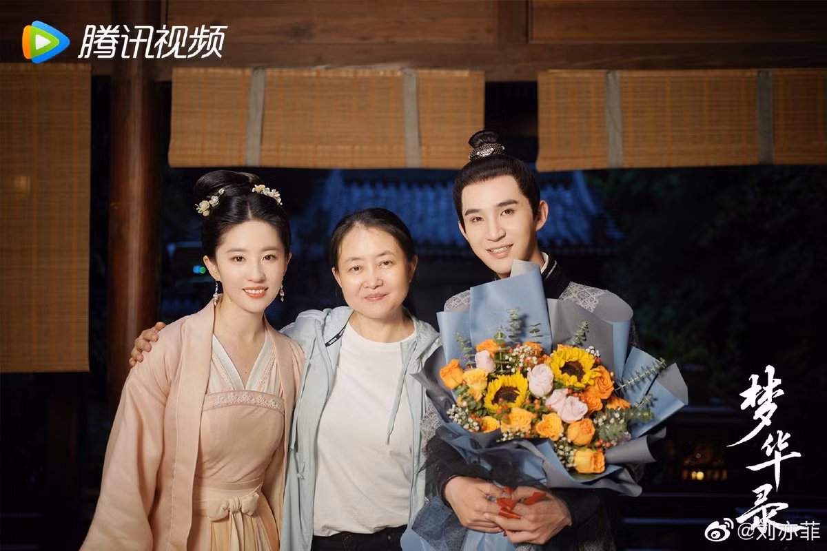 Lưu Diệc Phi vào vai Triệu Phán Nhi, bà chủ quán trà tài sắc tại Hàng Châu. Vì xuất thân thấp hèn, nàng bị vị hôn phu Âu Dương Húc bỏ rơi. Triệu Phán Nhi từ quê đến kinh thành lập nghiệp cùng hai người bạn Tống Dẫn Chương (Lâm Duẫn đóng) và Tôn Tam Nương (Liễu Nham).