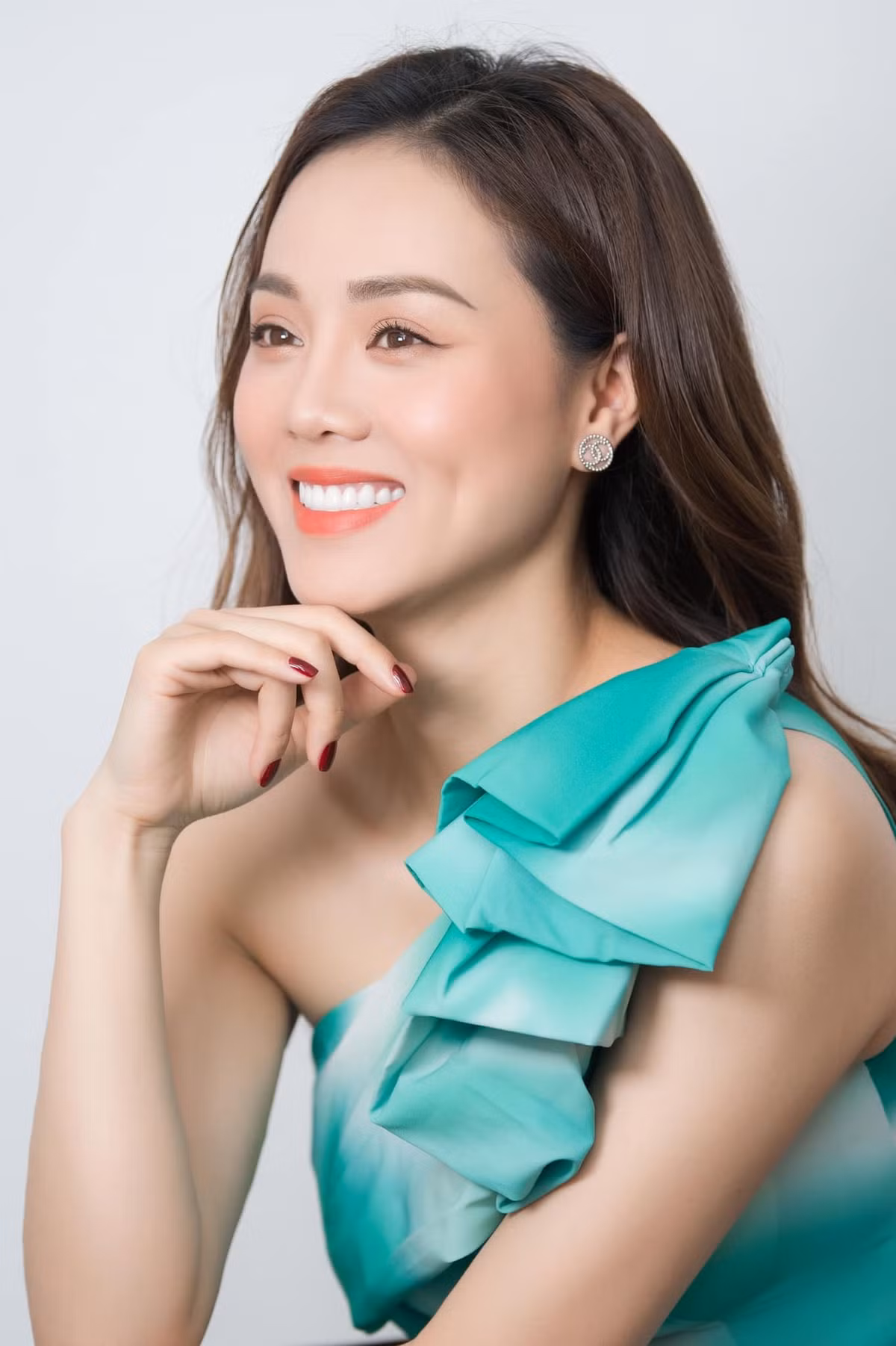 Cuộc đời 3 cô gái trẻ đẹp có chồng nổi tiếng showbiz Việt - Hình 2 Cuoc doi 3 co gai tre dep co chong noi tieng showbiz Viet-Hinh-2