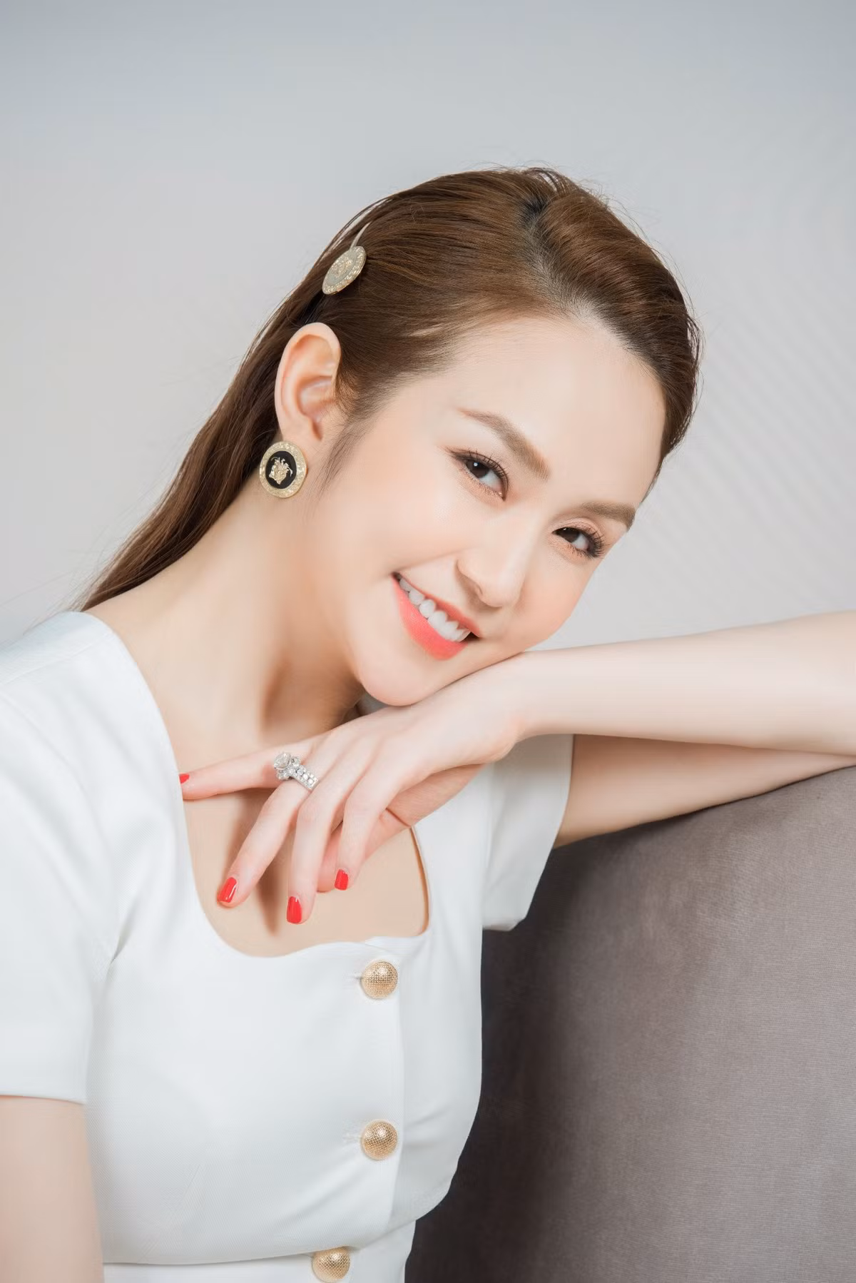 Cuộc đời 3 cô gái trẻ đẹp có chồng nổi tiếng showbiz Việt - Hình 12 Cuoc doi 3 co gai tre dep co chong noi tieng showbiz Viet-Hinh-12